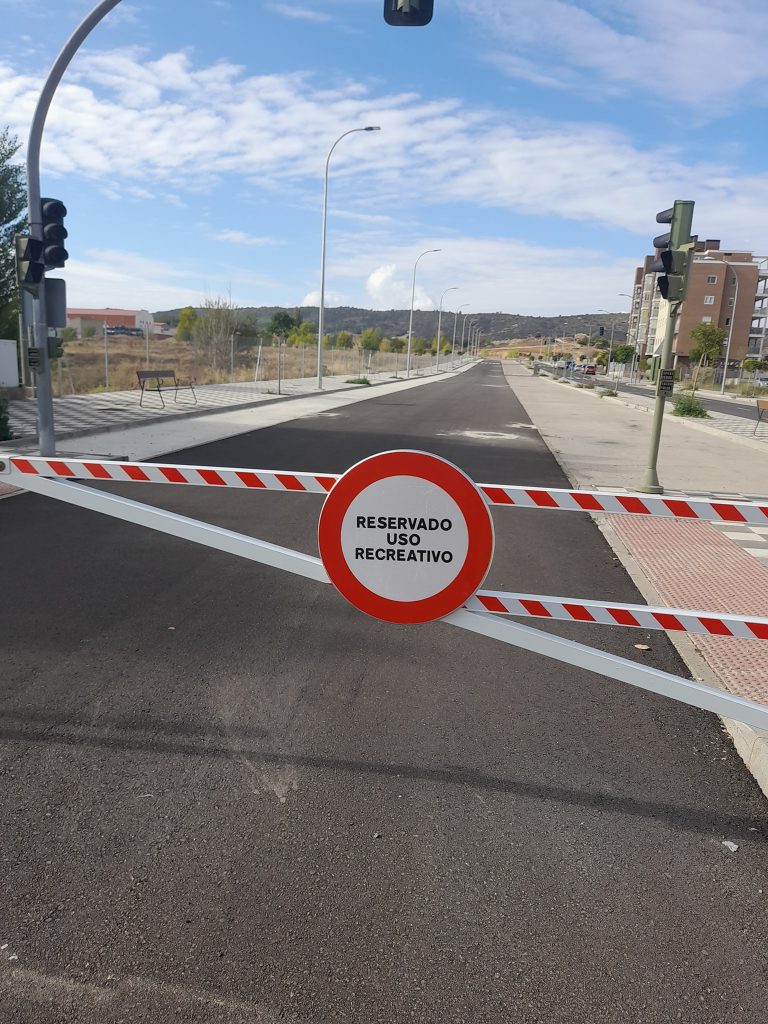 El cierre al tráfico de un tramo de la avenida de la Igualdad divide a