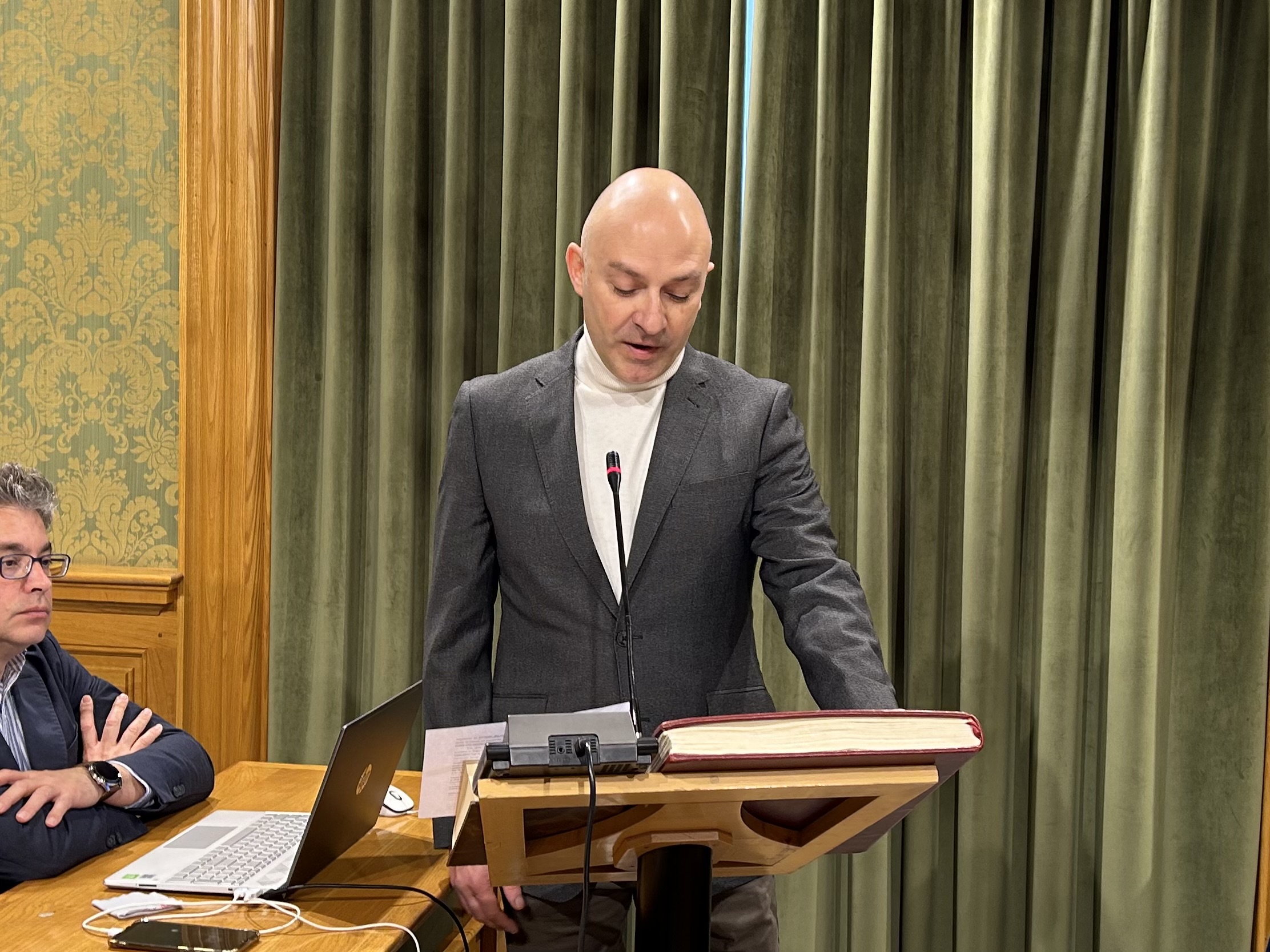 Víctor Fernández toma posesión como concejal Hay pocas cosas más