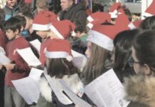 Niños cantando villancicos.