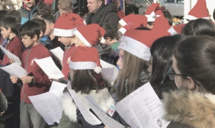 Niños cantando villancicos.