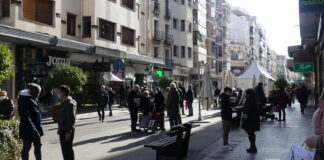 Personas paseando por Cuenca