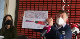 Darío Dolz con un plano del Plan XCuenca