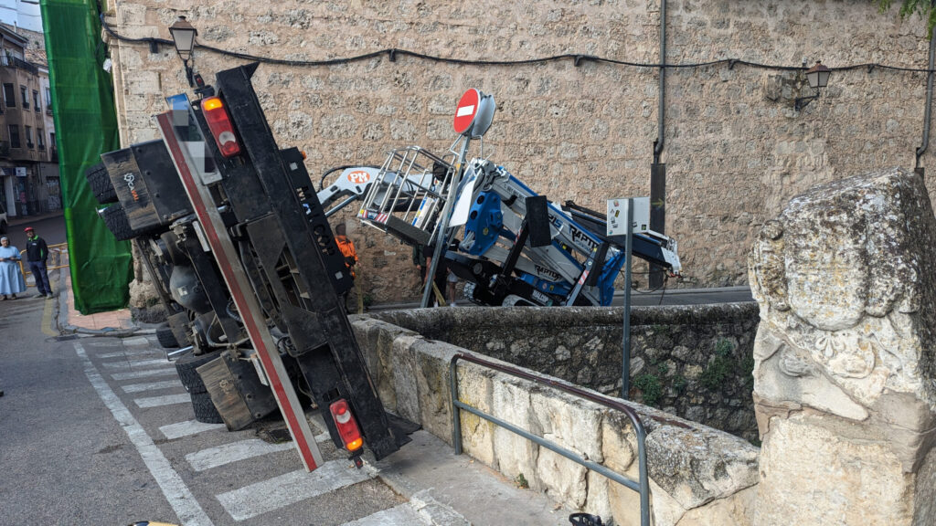 RONDA 9.40 DEL FOSTERWALLACIANO CONCURSO DE MICRORRELATOS DE FOROAZKENA - Página 3 Camion-con-grua-volcado-2-scaled-1024x576