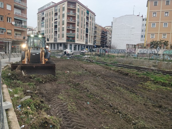 Imagen del inicio de las obras de los aparcamientos en los terrenos de Adif. FOTO: Voces de Cuenca