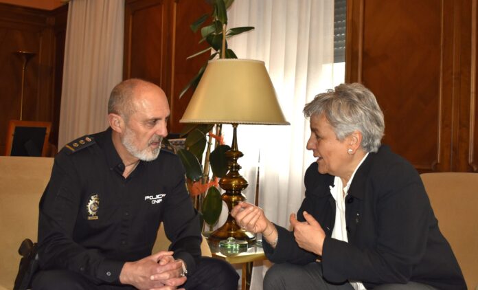 Manuel Domínguez y Mari Luz Fernández. FOTO: Subdelegación del Gobierno